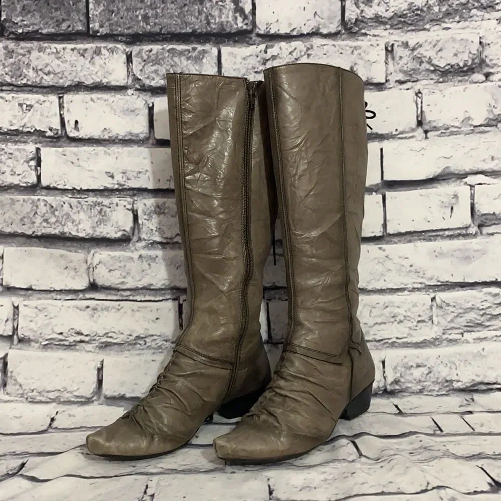 * Hispanitas gray boots